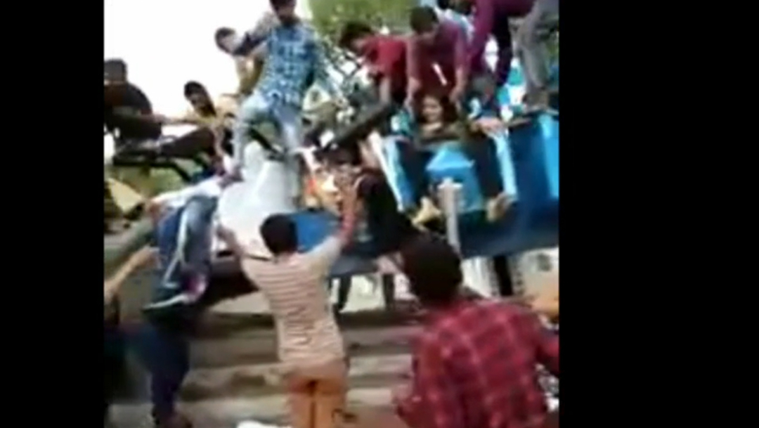 FOTO Video: Juego mecánico se parte en dos, en India; hay 3 muertos (FOROtv)