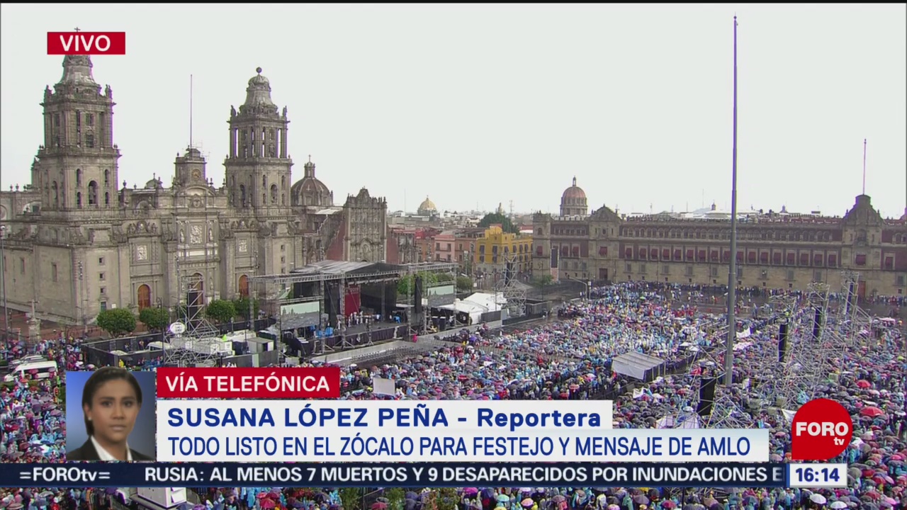 Foto: Lluvia no desanima a asistentes al Zócalo para festejo y mensaje de AMLO