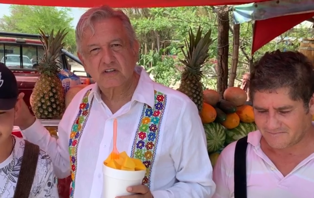 Foto: El presidente de México, Andrés Manuel López Obrador conversa con vendedores de mango, julio 20 de 2019 (Facebook: Andrés Manuel López Obrador)