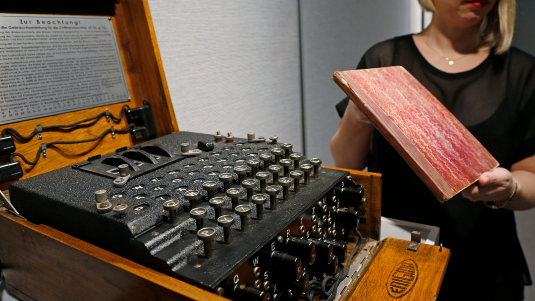 FOTO Alan Turing será rostro del nuevo billete de 50 libras; en la imagen, una máquina Enigma (AP)