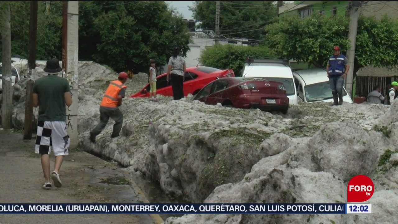 Maquinaria pesada retira toneladas de hielo tras granizada en Guadalajara