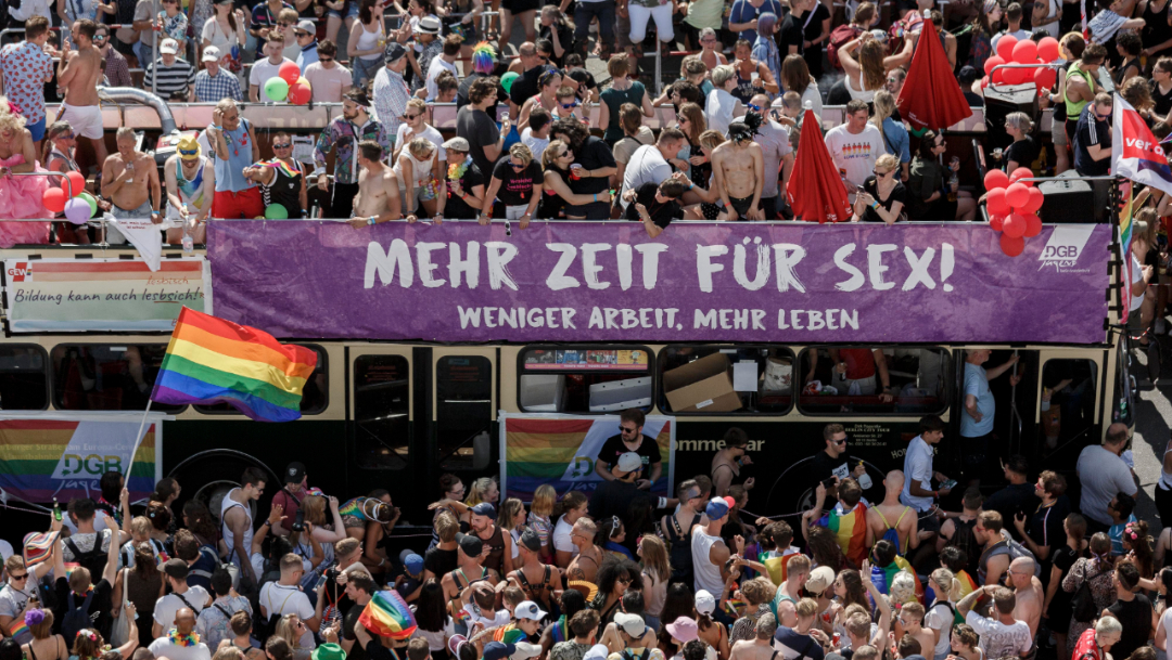 Foto: Cientos de miles de personas desfilaron este sábado por Berlín para celebrar el día del "orgullo gay", 27 julio 2019