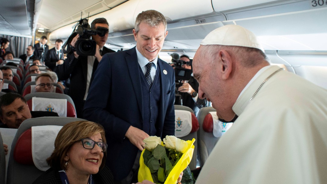 Foto: Matteo Bruni y el papa Francisco, 23 de enero de 2019, avión papal