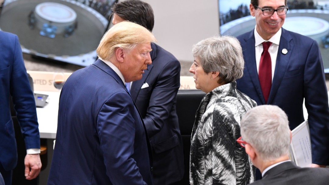 Foto: La primera ministra británica, Theresa May, conversa con el presidente de Estados Unidos, Donald Trump, julio 6 de 2019 (Reuters)