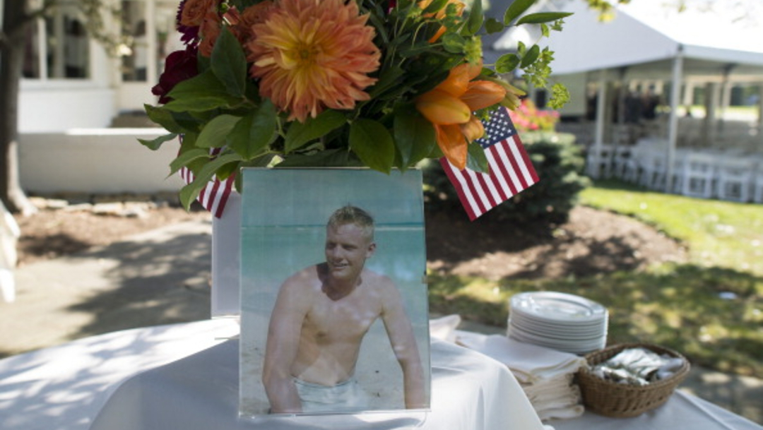 Fotografía de Neil Armstrong de joven se muestra en una mesa durante una conmemoración en Cincinnati, Ohio, 24 julio 2019