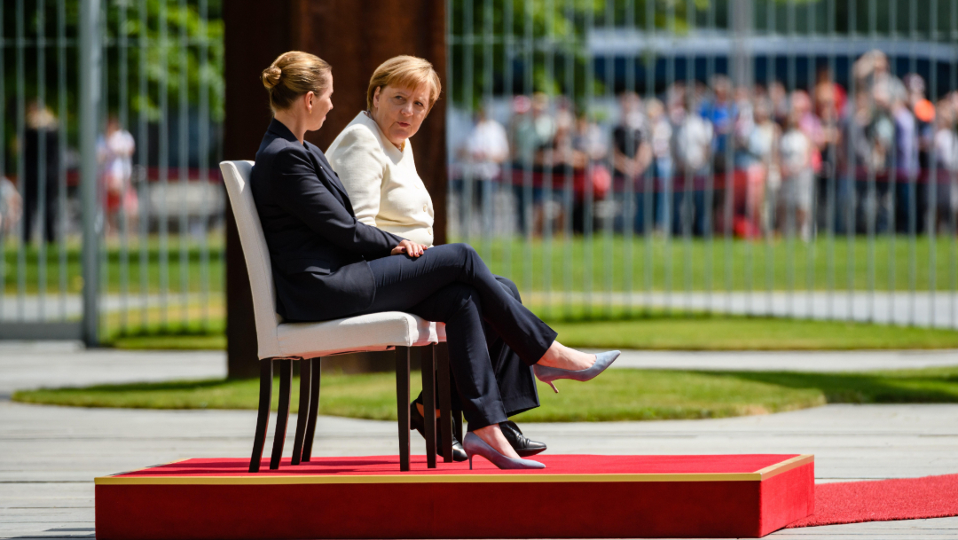 Foto: La canciller alemana, Angela Merkel (d), participó sentada en el recibimiento con honores militares de la primera ministra danesa, Mette Frederiksen. 11 julio 2019