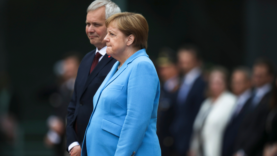 Merkel sufre nuevos temblores, tercera ocasión en un mes