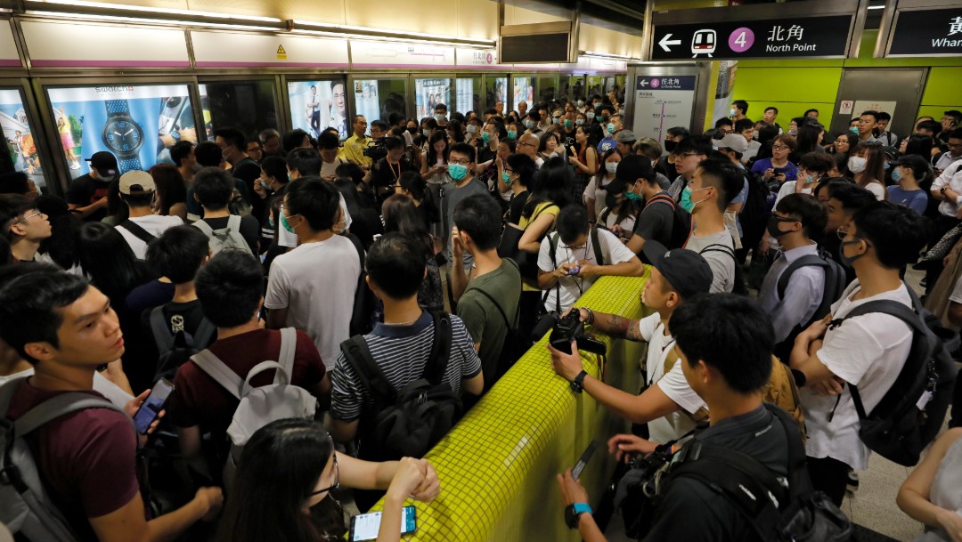Foto: Manifestantes en el metro de Hong Kong, 30 de julio de 2019