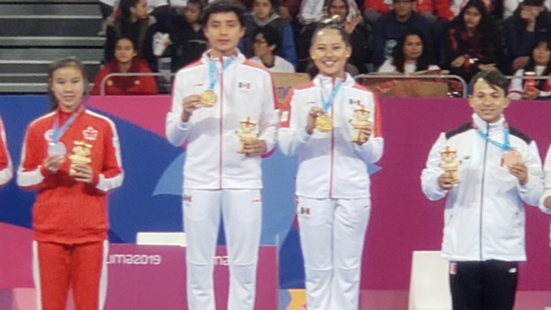 Foto: Ana Ibáñez y Leonardo Juárez durante la premiación en los Juegos Panamericanos, 28 de julio de 2019 (Twitter @CONADE)