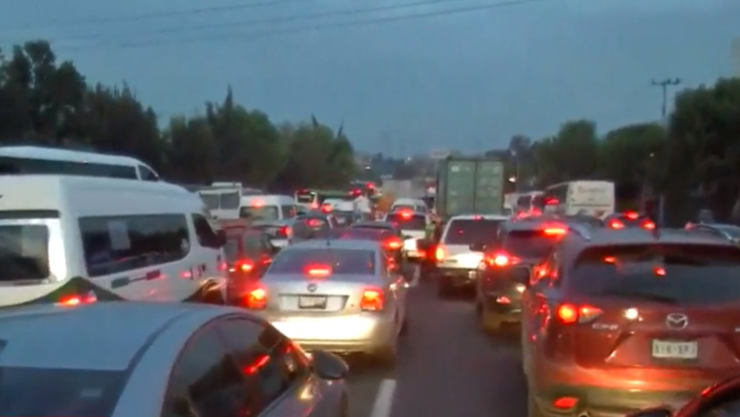 Caos vial en la autopista México-Pachuca por retiro de puente
