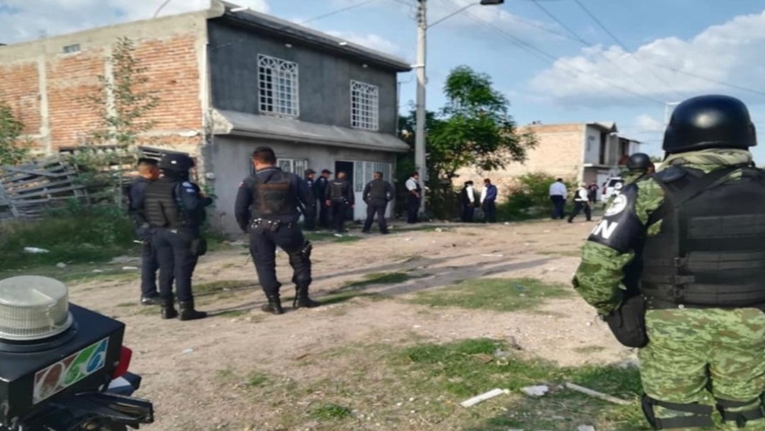 Foto: Al menos 24 migrantes centroamericanos son rescatados de una casa de seguridad en la colonia Prados del Naranjal, Guanajuato, julio 6 de 2019 (Twitter: @diario1_sv)