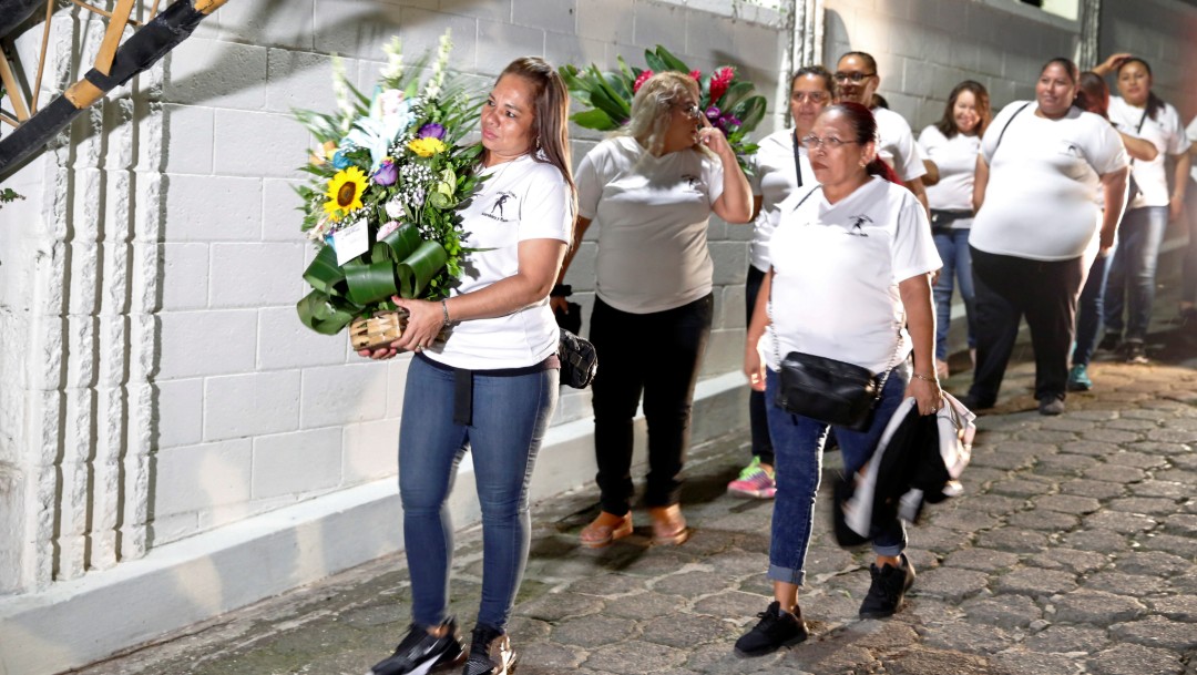 Foto: Familiares y amigos del salvadoreño Óscar Alberto Martínez y su hija Angie Valeria acuden al funeral, 30 de junio de 2019, El Salvador