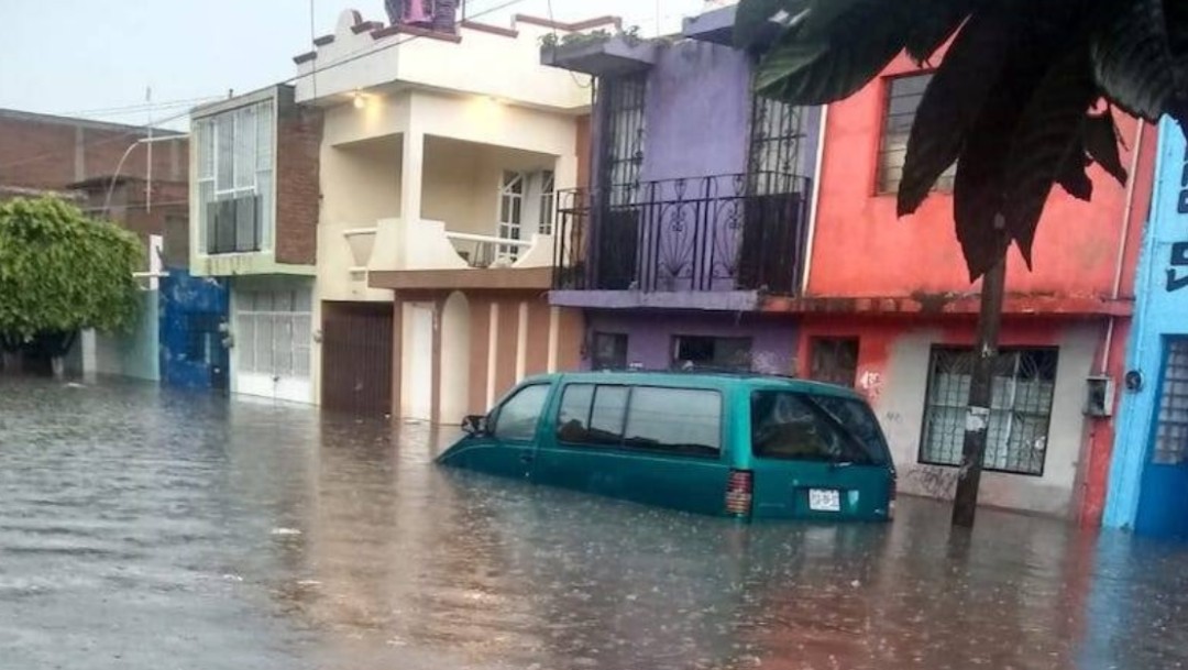Lluvia provoca derrumbe de casa e inundaciones en cinco colonias de Morelia