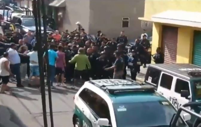 Habitantes de Santiago Acahualtepec agreden a policías