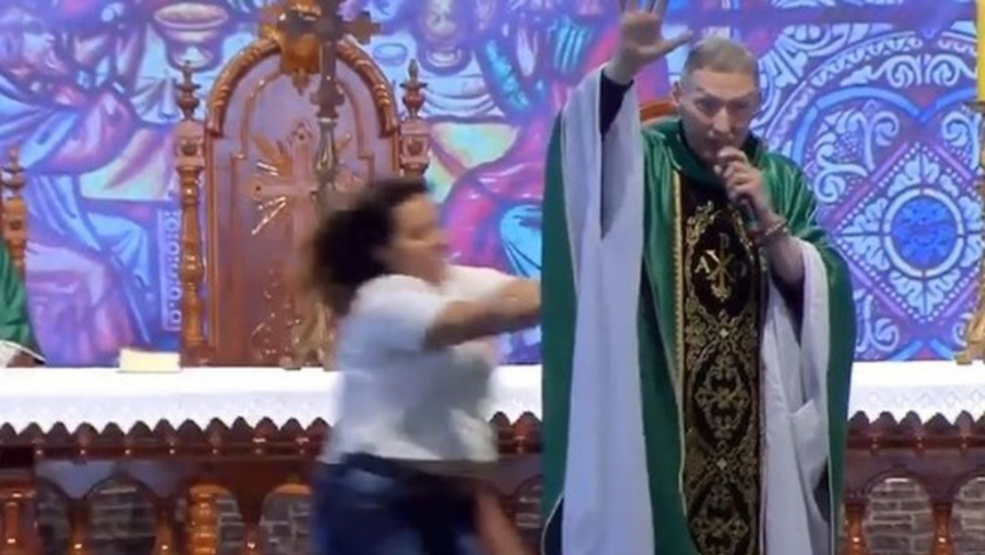 VIDEO: Mujer interrumpe misa y empuja a sacerdote desde el altar
