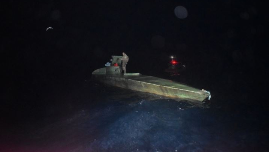 Foto: Los marinos descubrieron a los traficantes en altamar y tras perseguirlos un agente salta sobre el semisumergible, 12 julio 2019