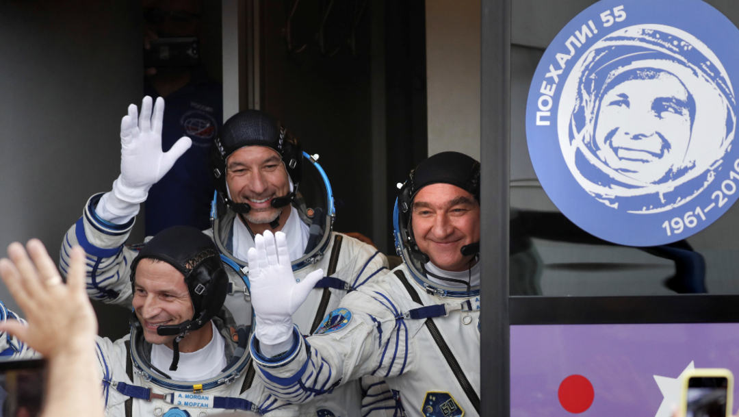 Foto: Sus tripulantes llevan en sus escafandras un distintivo especial para conmemorar el 50 aniversario de la misión del Apolo 11 a la Luna, 20 de julio de 2019 (AP)