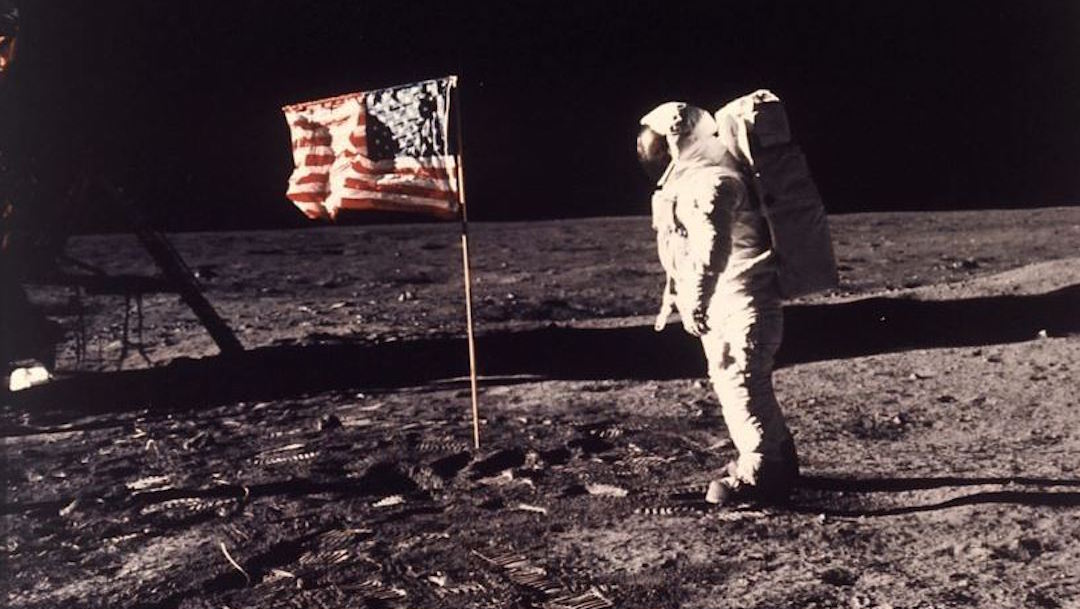 Familia de Neil Armstrong subastará colección del astronauta