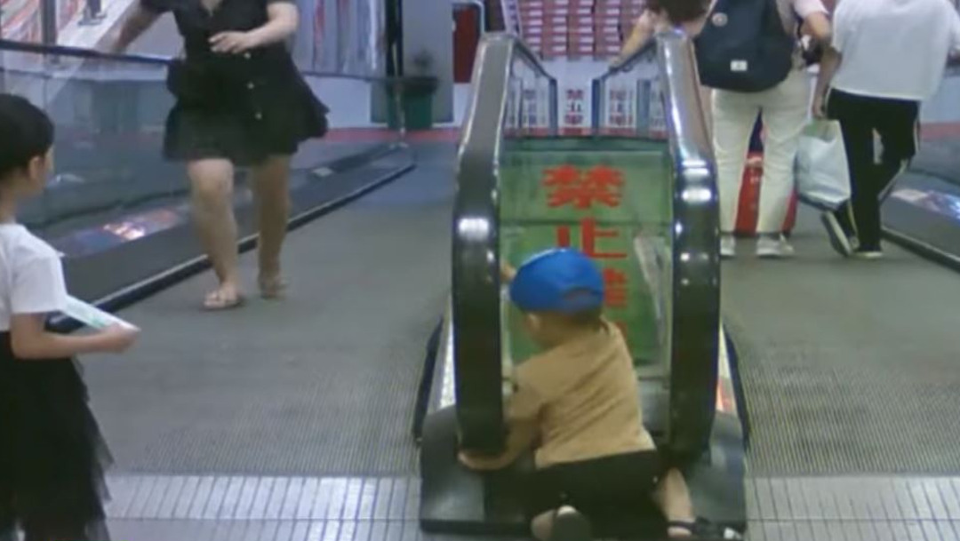 Foto: Un menor quedó atorado de su brazo en una escalera eléctrica de un centro comercial en China, 27 julio 2019