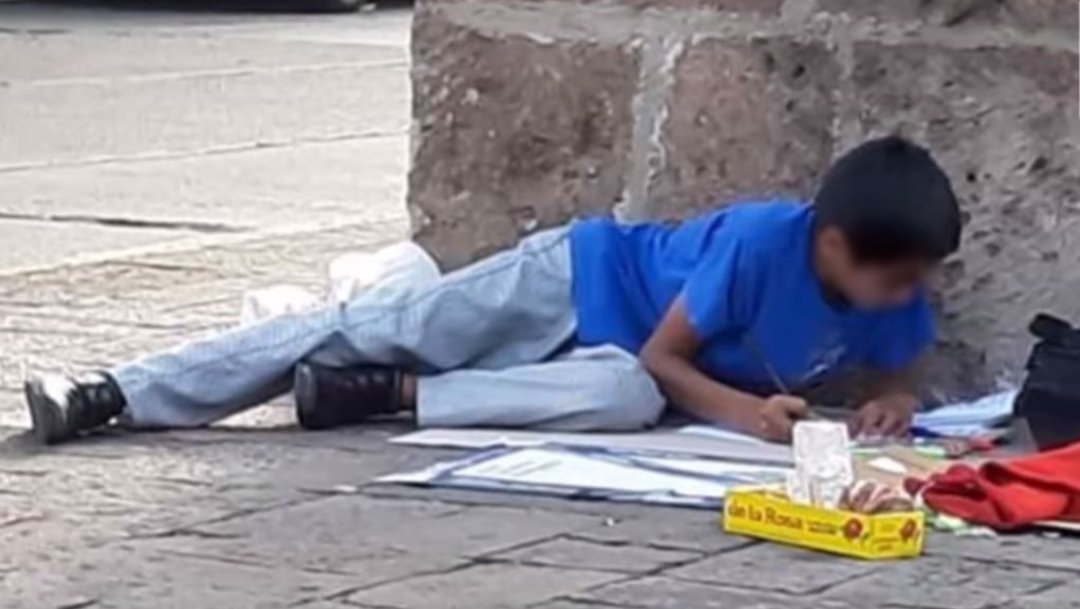foto Recibe beca niño vendedor de dulces que hacía tarea en la calle 12 julio 2019