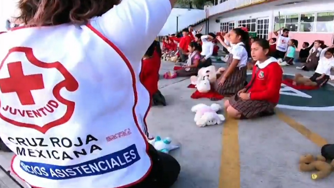 Con canciones y peluches, niños aprenden primeros auxilios con voluntarios de la Cruz Roja