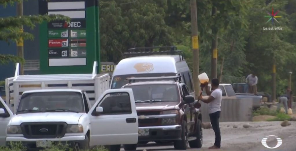 Foto Niños despachan venta ilegal de gasolina en Chiapas 1 julio 2019