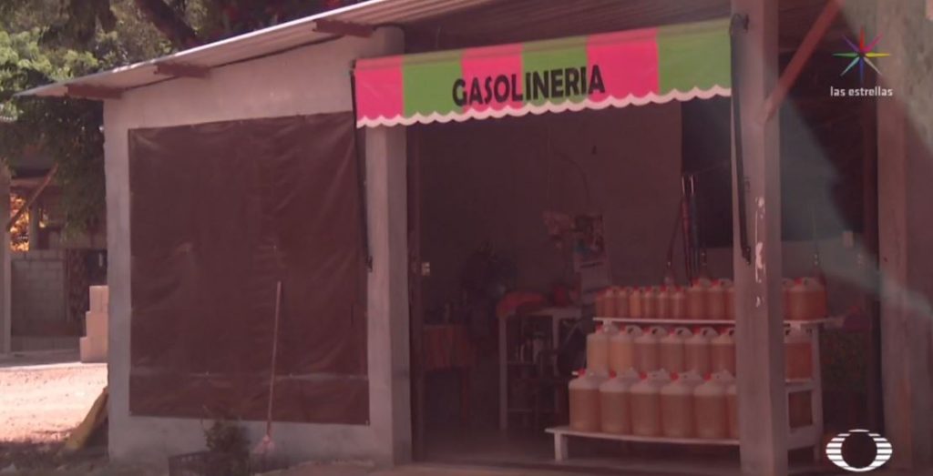 Foto Niños despachan venta ilegal de gasolina en Chiapas 1 julio 2019