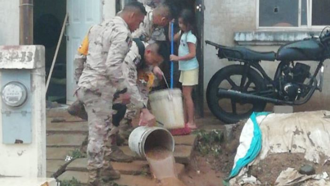 Foto: Personal militar realiza remoción de árboles, desazolve de coladeras, labores de limpieza y retiro lodo en viviendas afectadas, 18 julio 2019