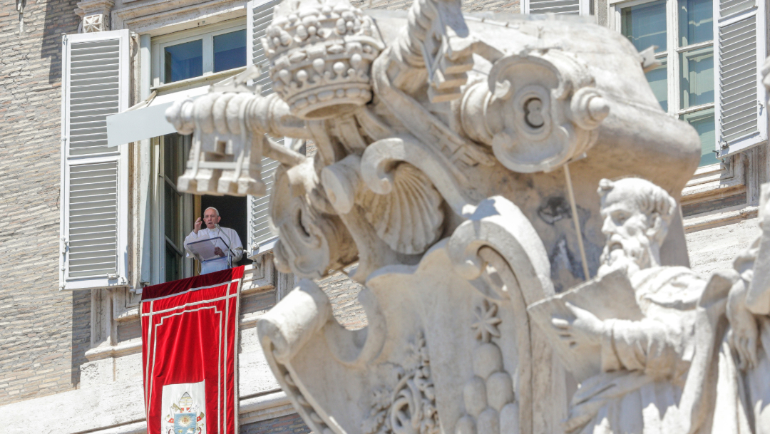 Foto: Tras rezar el Ángelus, el papa Francisco se asoma desde la ventana del palacio pontifico, 14 JULIO 2019