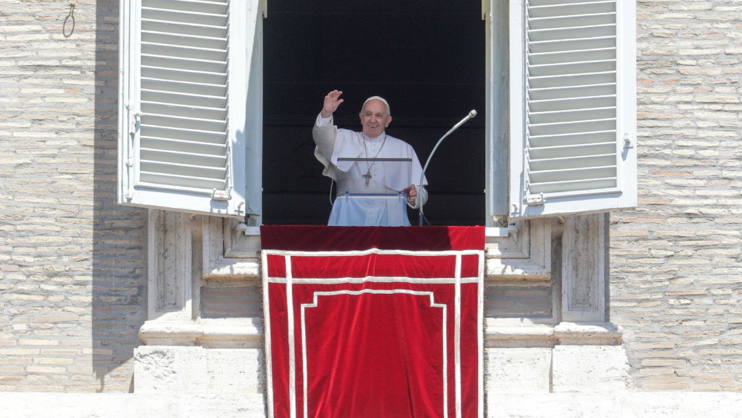 Foto: Tras rezar el Ángelus, el papa Francisco se asoma desde la ventana del palacio pontifico, 14 JULIO 2019