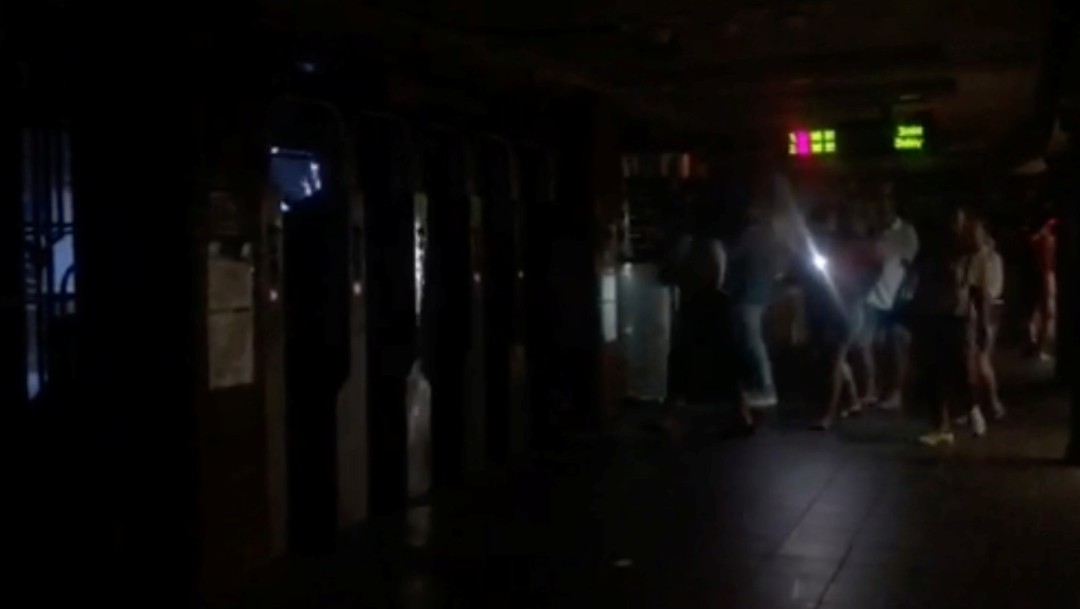Foto: Los pasajeros caminan en la estación de metro de 66th Street durante un apagón causado por cortes de energía, julio 13 de 2019 (Reuters)