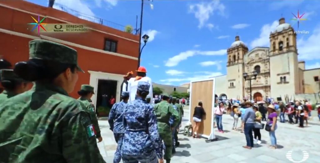 Foto Personal femenino de Sedena hace flashmob en la Guelaguetza 29 julio 2019