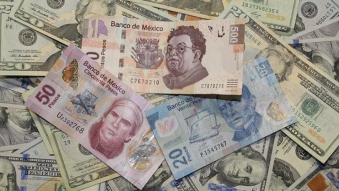 Foto: Pesos mexicanos y dólares estadounidenses