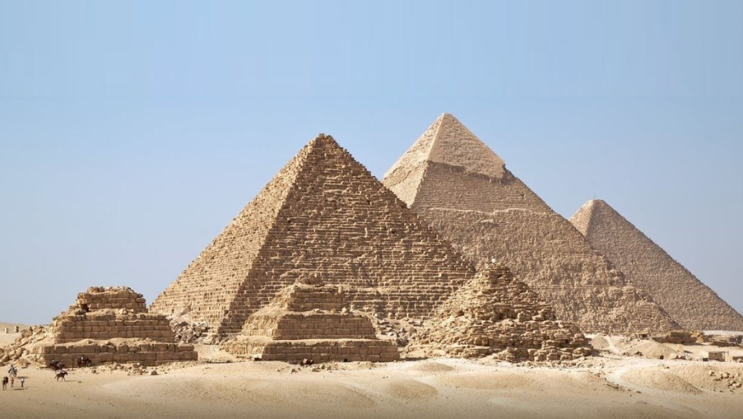 Se toma foto con el trasero al aire frente a las pirámides de Guiza