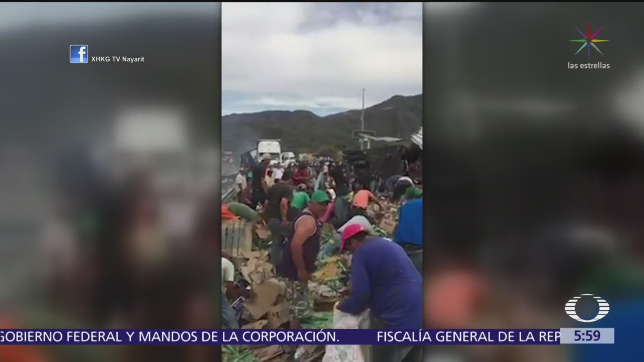 Pobladores hacen rapiña en tráiler volcado sobre carretera Guadalajara-Tepic