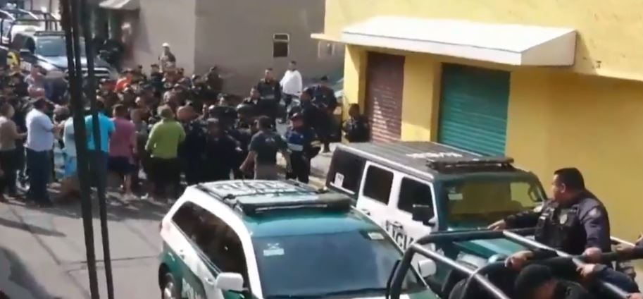 Policias detienen a dos personas en operativo iztapalapa