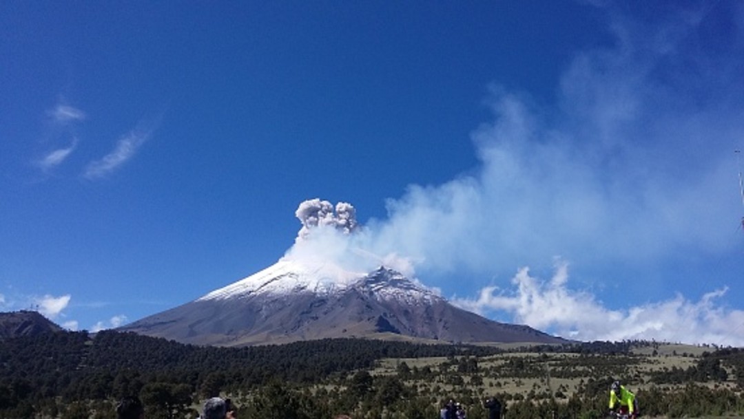 Popocatépetl presenta dos explosiones con lanzamiento de material incandescente