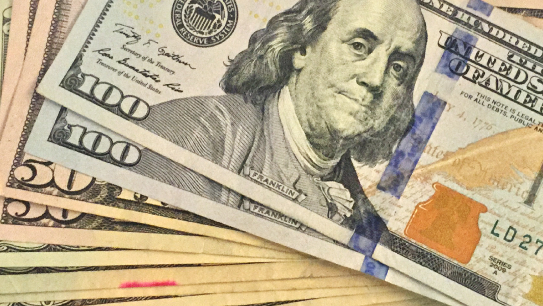 FOTO Dólar sube casi 2 por ciento tras renuncia de Carlos Urzúa (AP, archivo)