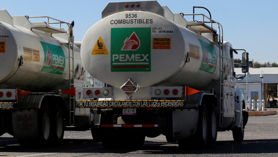 FOTO Presupuesto de egresos, ¿cuáles son las prioridades de AMLO?; en la imagen, pipas de combustible de Pemex (EFE)