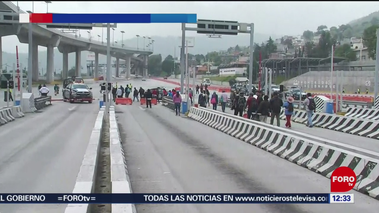 Protestan familiares de los 43 normalistas desaparecidos en autopista México-Cuernavaca