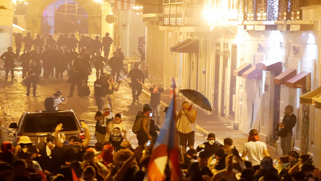 Puerto Rico: Paro histórico para exigir renuncia de Roselló concluye en jornada violenta
