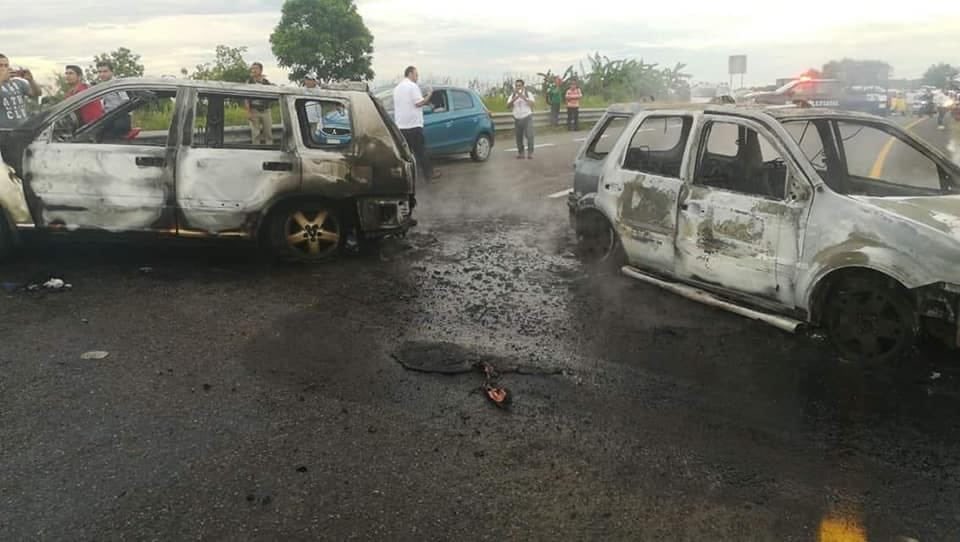 Foto Queman vehículos en carretera Villahermosa-Teapa 1 julio 2019