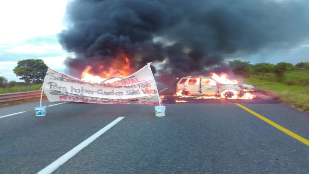 Queman vehículos en carretera Villahermosa-Teapa y dejan mensaje para la Guardia Nacional