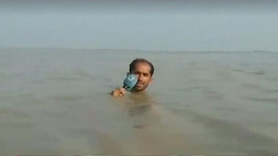 Foto: El reportero paquistaní Azadar Hussain apareció frente a millones de televidentes con el agua hasta al cuello, 31 julio 2019