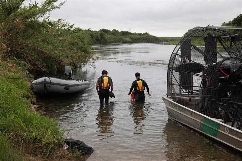 Foto: agentes de la Patrulla Fronteriza buscan a menor desaparecida en el río Bravo, 3 de julio 2019. EFE
