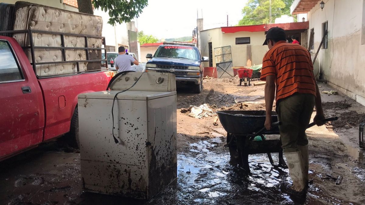 De nuevo desborda el río Salsipuedes en Jalisco; varias viviendas resultan afectadas