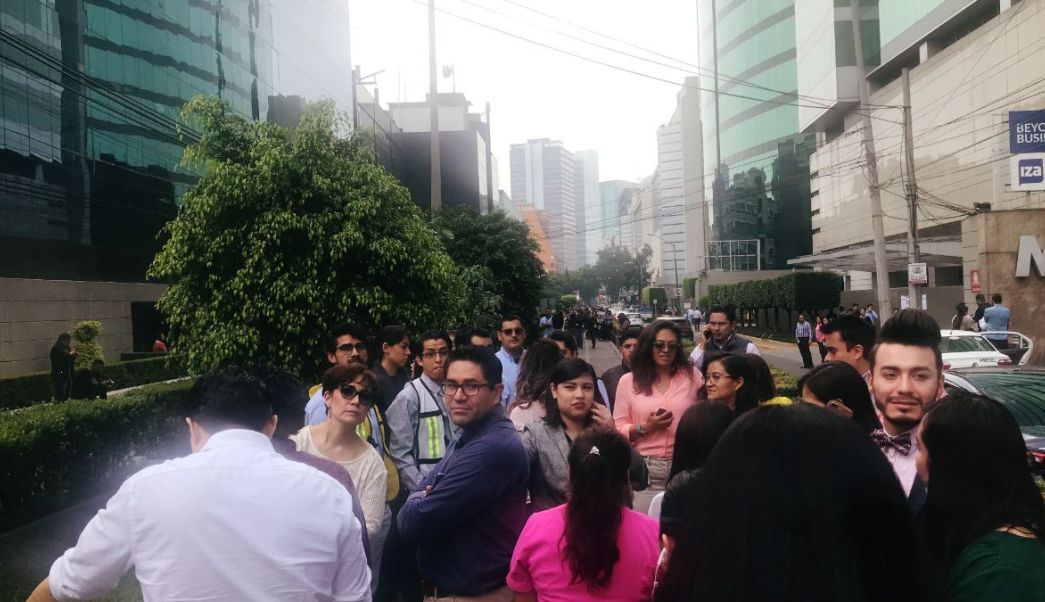 Foto: Gente salió a las calles de la Ciudad de México tras sismo de magnitud de 2.2, 18 de julio de 2019 (Reuters)