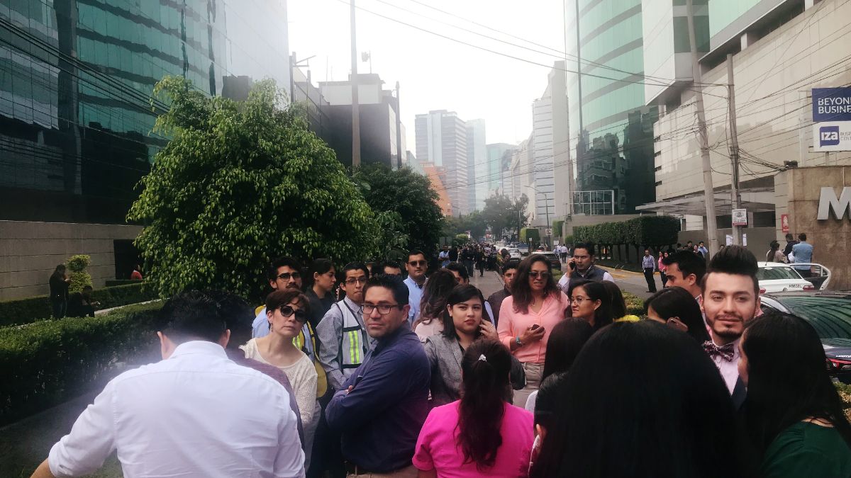 Gente sale a las calles de la Ciudad de México tras un sismo de magnitud 3.0. Foto del 18 de julio de 2019