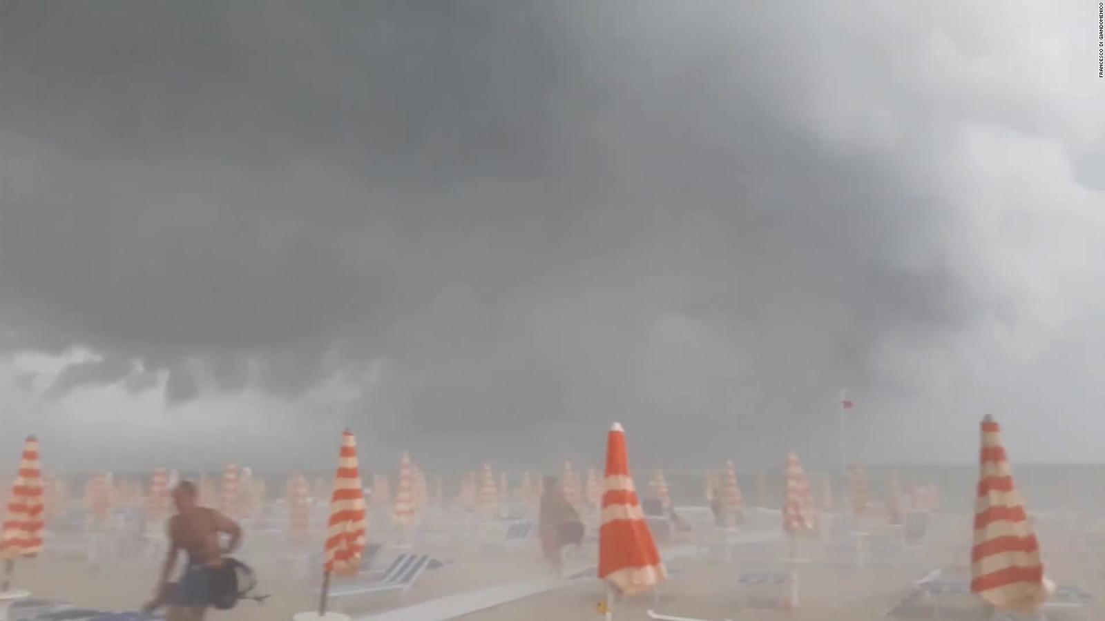 VIDEO Tormenta sorprende a turistas en playa de Tortoreto N+