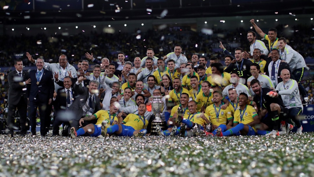 Foto: Los jugadores de Brasil celebran ganar la Copa América con el trofeo del campeonato, julio 7 de 2019 (Reuters)